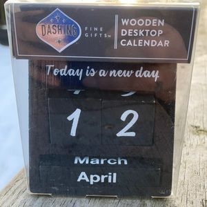 ⚜️Dashing Black Perpetual Wood Desktop Calendar!
